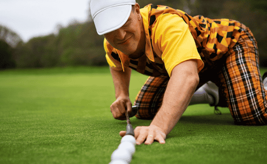 Why should new golfers avoid difficult championship courses