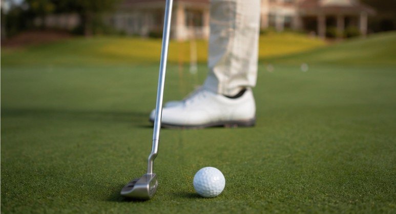 Who Should Use Cross-Handed Putting (and Who Should Avoid It)