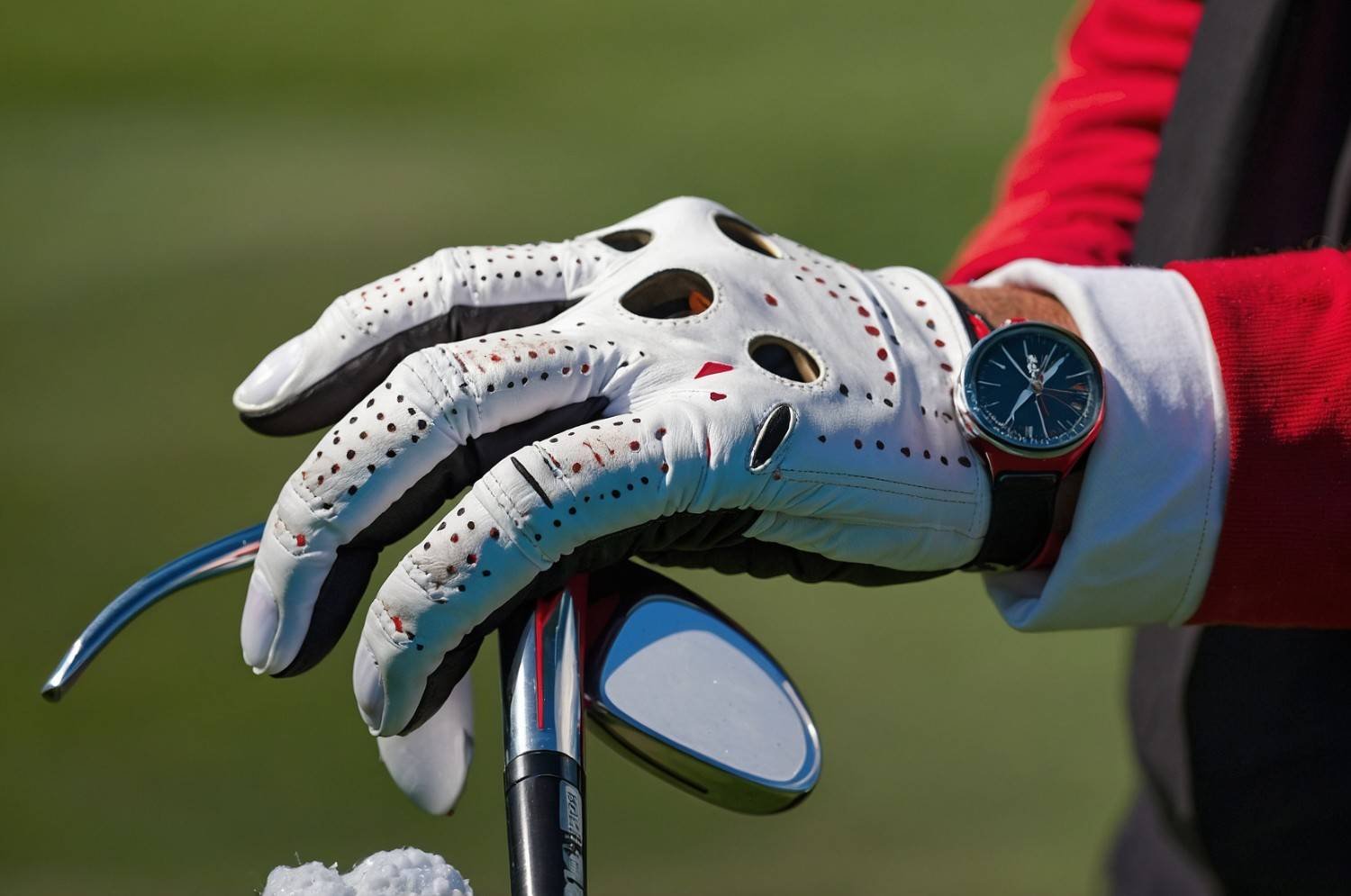 How Do I Keep My Golf Glove Dry During a Hot Round